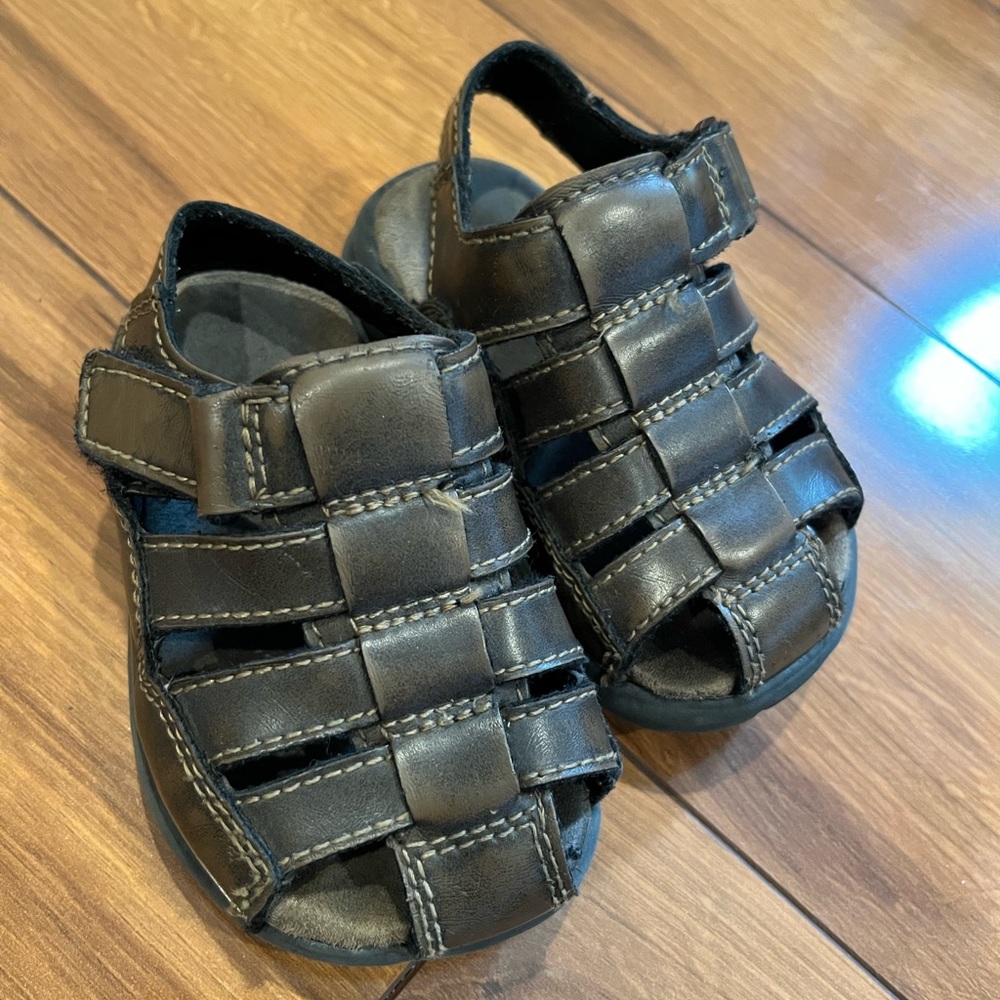 Boys brown sandals size 5